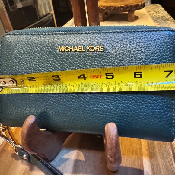 Michael Kors Green Leather Wristlet. Soft pebble leather. EUC. Zippy zipper. - Picture 6 of 11